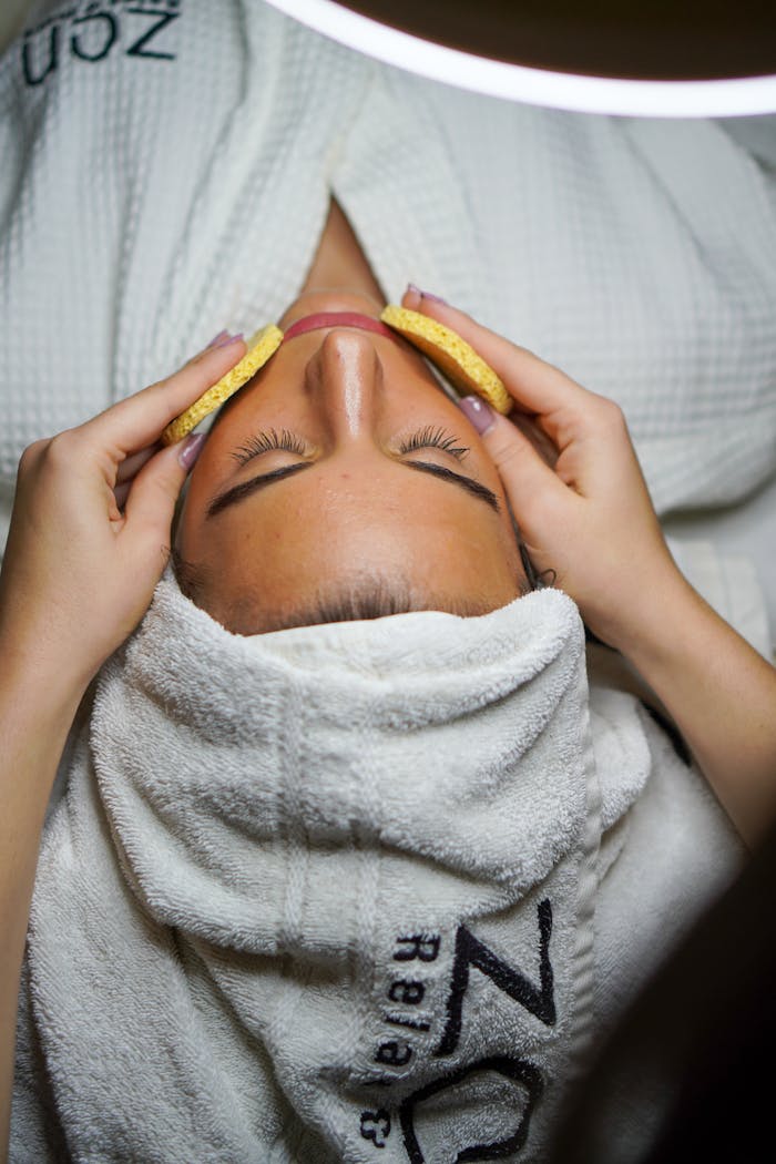 contact-header Relaxing spa treatment with facial and sponge massage in a serene environment.